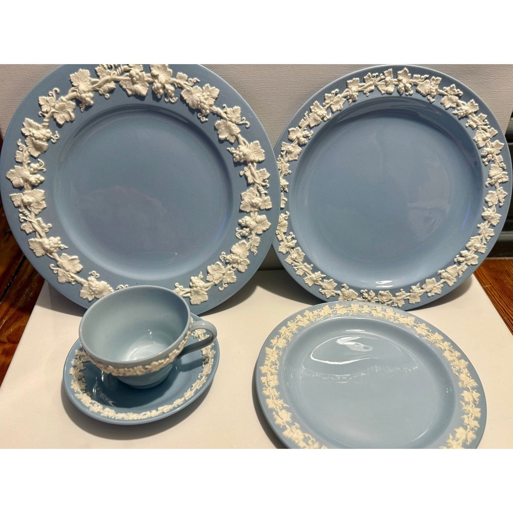 Wedgwood Embossed Queensware Lavender Blue White Grapevine 5 Piece China Set
